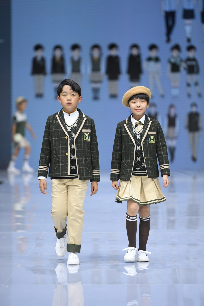 雄安新區(qū)中小學(xué)學(xué)生裝（校服）設(shè)計(jì)邀請賽決賽圓滿落幕，鞋帽設(shè)計(jì)點(diǎn)亮新區(qū)學(xué)子新風(fēng)尚